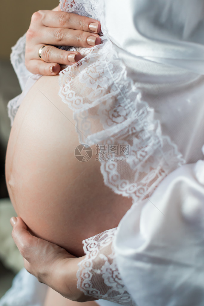 家中的孕妇将手握在肚子上图片