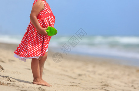 小女孩在沙滩上玩沙图片