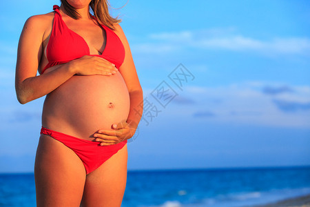 快乐的孕妇在夏日图片