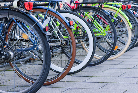 在人行道上排成一排的自行车组选择焦点在欧洲大城市停放自行图片