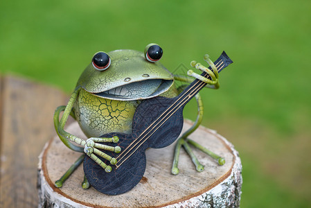 带吉他的绿色青蛙雕像图片