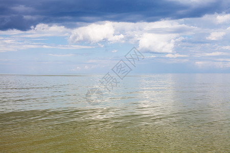 卡亚曼迪自然背景亚速海平静的绿水和蓝天白云和雨云Temryuk湾背景