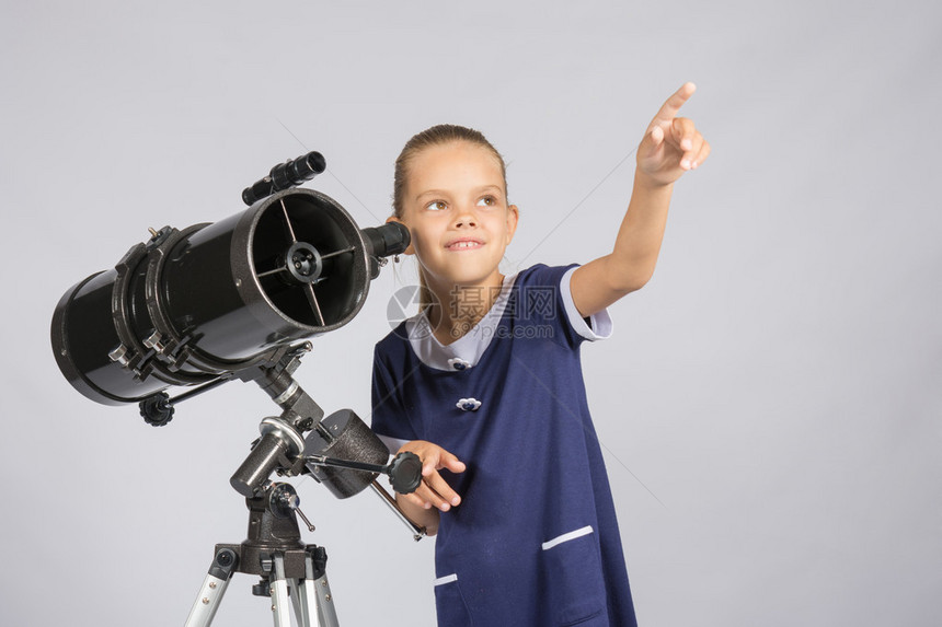 年轻的天文学家指向星空的图片