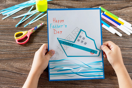 孩子用纸船制作工艺品父亲节贺卡儿童艺术项目图片