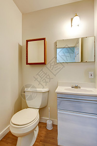 使用小型浅蓝色浴缸镜子和厕所的简便浴图片