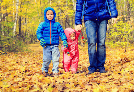 父亲有小儿子和女儿在秋图片