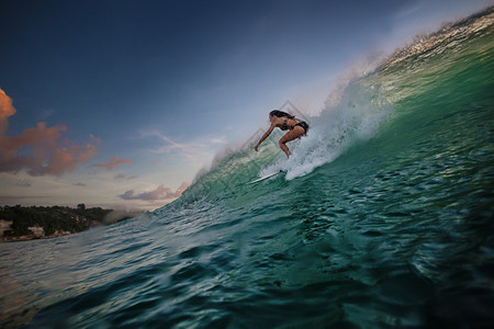 水上运动活动在印度尼西亚海岛巴厘岛冲孩乘波浪图片