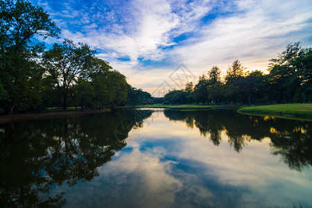 春天公园日落的湖春天的风景图片