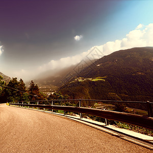 意大利阿尔卑斯山的风道铺面路Retro图片