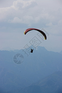 山中滑翔机图片