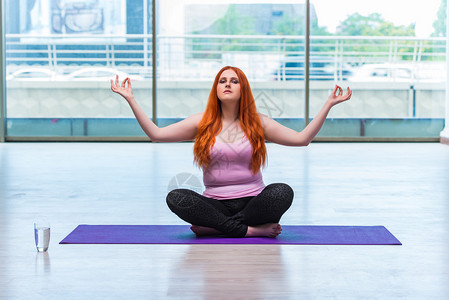 在健身房练瑜伽概念的女人图片