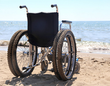夏天海边沙滩上的现代轮椅图片