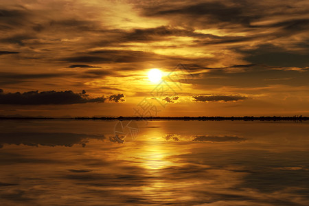 美丽的日落天空和湖边的云层想法图片