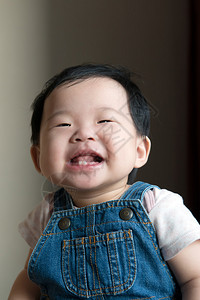 室内健康的亚洲小儿童图片