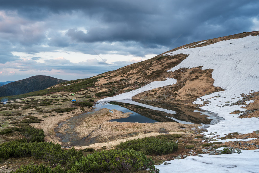 春天的山湖早晨风景山上的最后一场雪天空在水中的倒影喀尔巴阡山脉图片