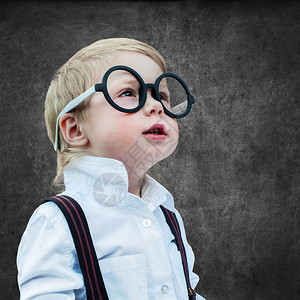肖像可爱的小男孩戴着眼镜儿童神黑暗粉笔板空副本空间概念回到图片