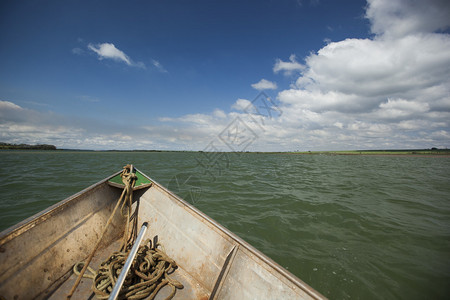 河上的独木舟弓背景图片