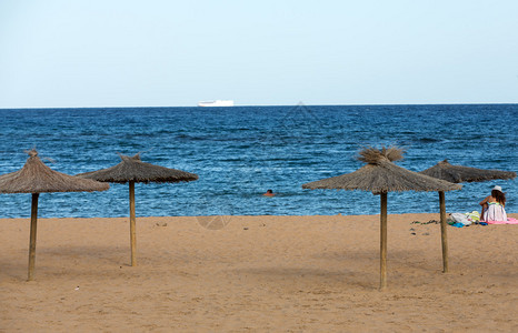 沙滩上草伞图片