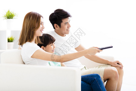 幸福有吸引力的年轻家庭看电视图片