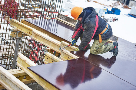 具体工作建筑工地木匠工人准备建筑模板以在建筑区图片