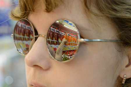 太阳能眼镜女装反光超市货架图片