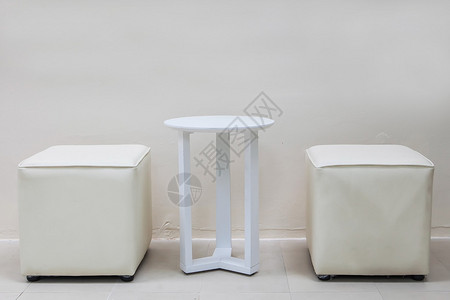 白色桌子和白色凳图片