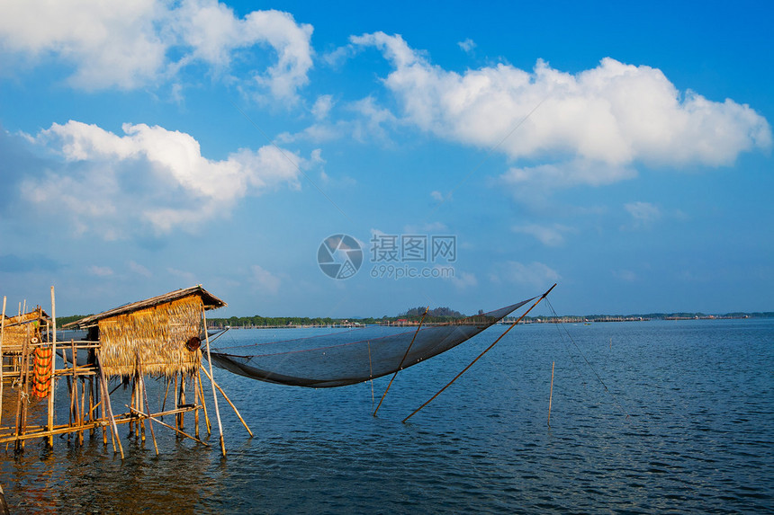 在尖竹汶府的海边捕鱼图片