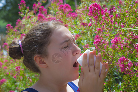 有花粉过敏的花园少女在花卉园里图片