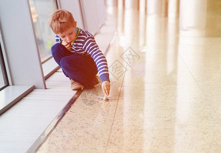 小男孩在机场玩具飞机孩子图片
