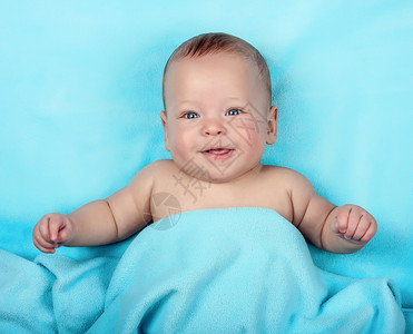 蓝色毯子上的新生婴儿图片