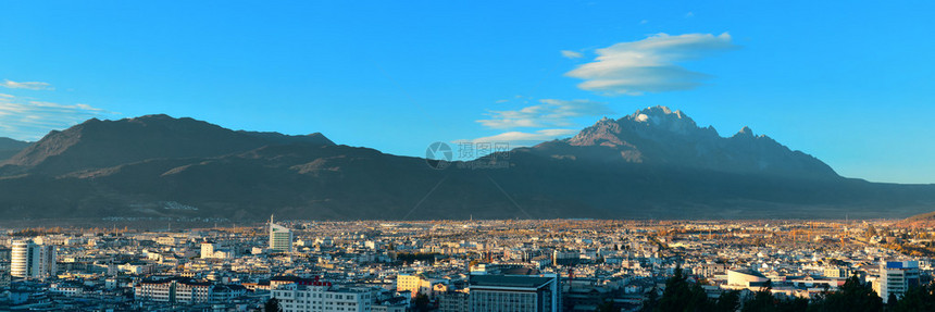 拥有当地历史建筑和玉龙雪山的利江图片