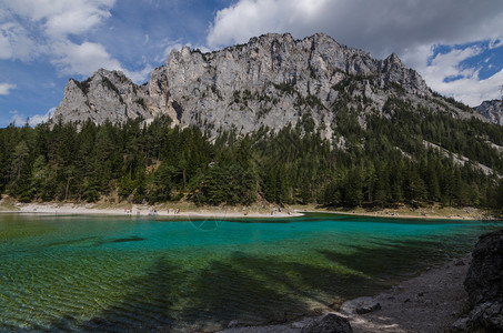 碧绿的湖光山色图片
