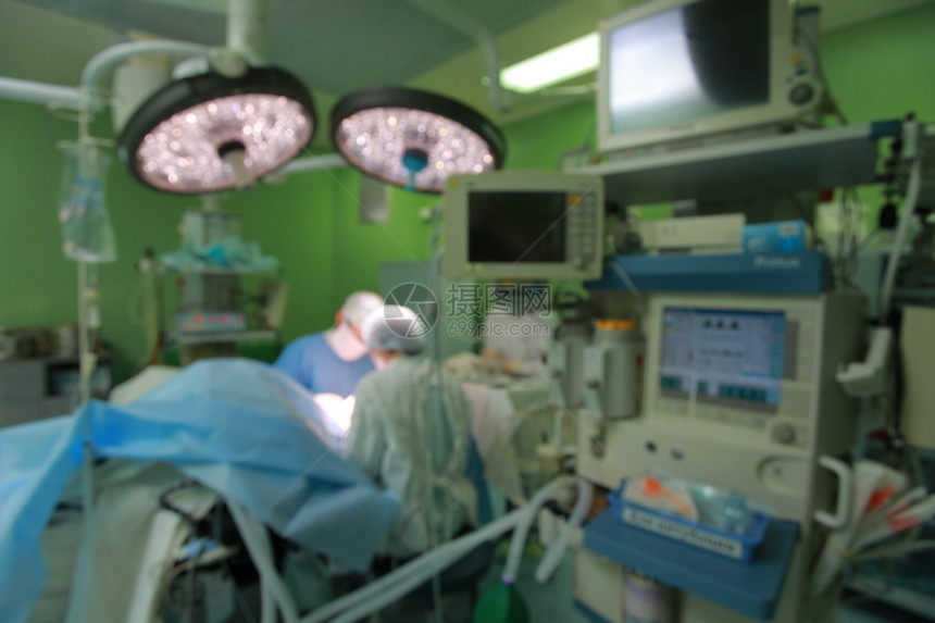 外科医生团队在外科手术室背景下与患者监测工作的模糊医疗保健医学概念手术手术室图片