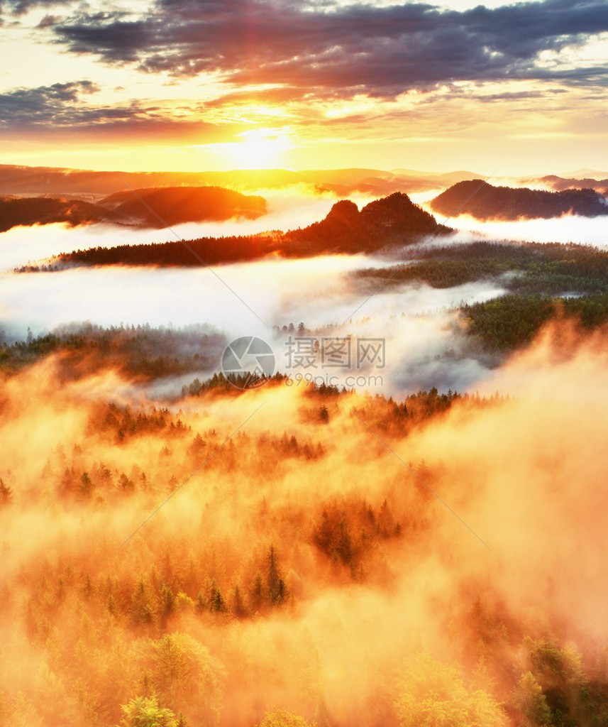 红色滤镜照片红色黎明朦胧的黎明在美丽的小山峰从有雾的背景中伸出图片