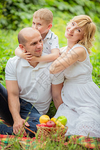 美丽的孕妇与她的丈夫和年青的儿子一图片