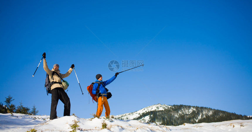 一群登山者在冬天去山顶爬图片