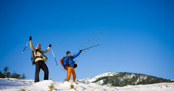 一群登山者在冬天去山顶爬背景图片