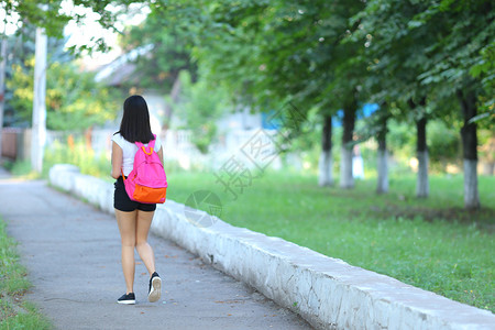 黑头发的女孩少女在鲍勃白色东亚女人绿色公园与背包景图片