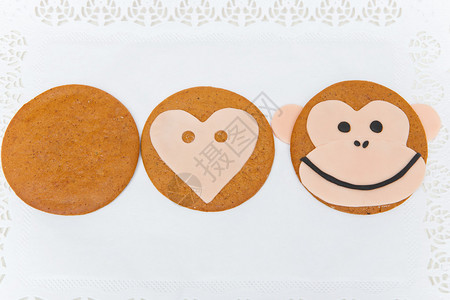 做圣诞姜饼干的三阶段猴子脸形背景