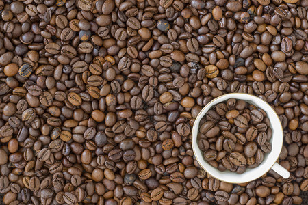 在角落里放一杯咖啡配上咖啡豆类背景图片