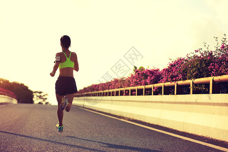 在城桥路上奔跑的年轻女子图片