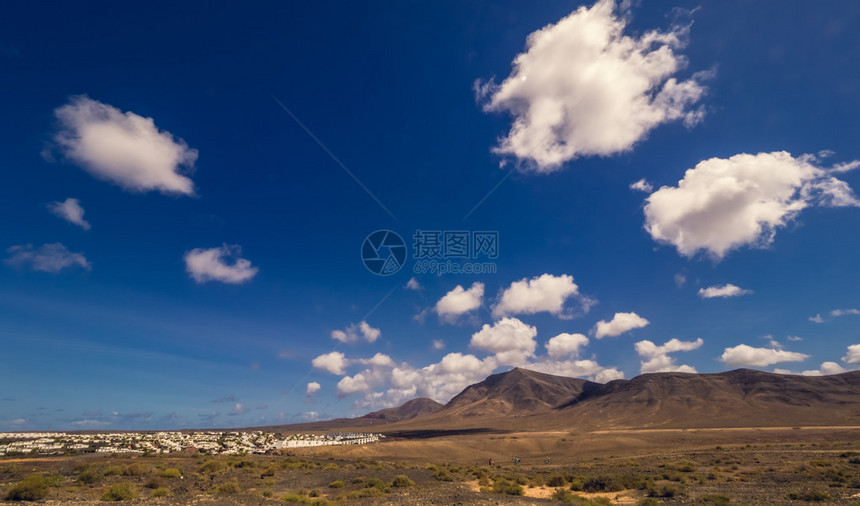 PicodeRedondo火山和西班牙加那利群岛兰萨罗特南部PlayaBlanca镇的家图片