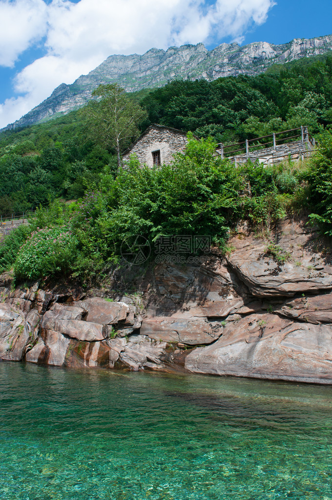 欣赏Verzasca河与岩石和峡谷的景色Verzasca是一条瑞士河流图片