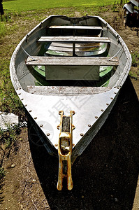 一艘装有风化木质座椅的旧金属板船被图片
