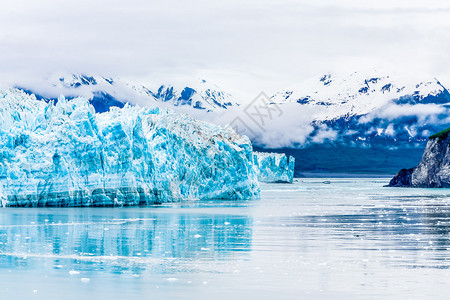 哈伯德冰川的蓝冰图片
