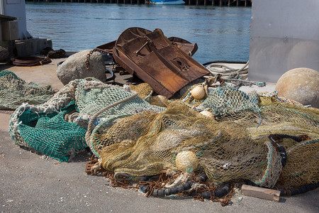 渔网关闭了海和渔夫的象征图片