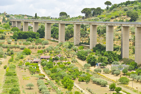 西里岛风景与公路桥图片