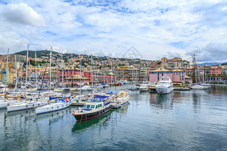 美丽的热那亚港口海景与游艇图片