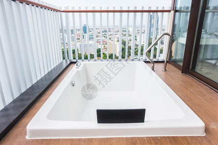 白色浴缸装饰露台和图片