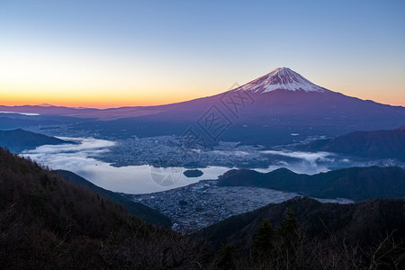 秋季雾海的富士山和河口湖图片